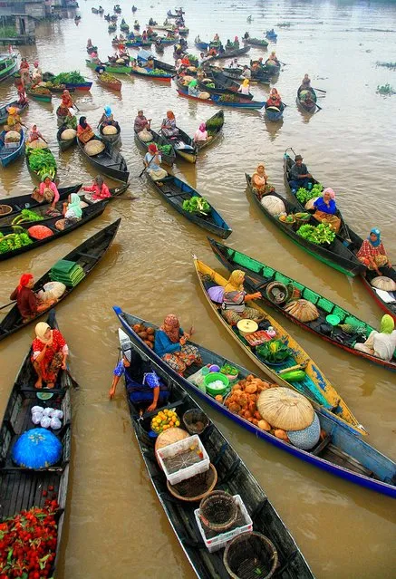 “Floating Market”. The Lok Baintan floating market is located in Banjarmasin, about an hour from central Banjarmasin by klotok (traditional boat). Trading begins early in the morning and traders sell and barter freshly harvested fruits and vegetables. Location: Lok Baintan, South Borneo, Indonesia. (Photo and caption by Hary Muhammad/National Geographic Traveler Photo Contest)