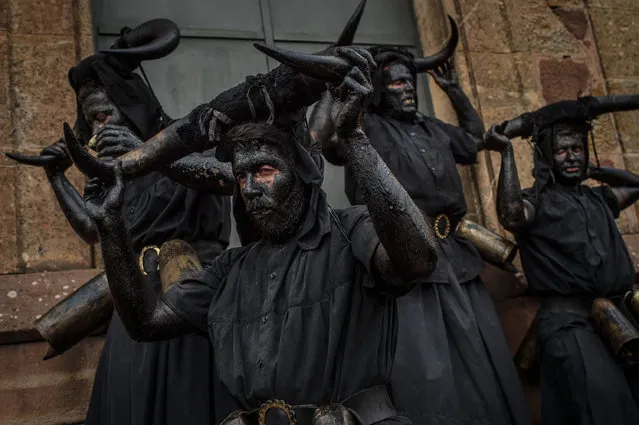People with their face covered in oil and soot and carrying bull horns representing a devil join a carnival festival on February 14, 2015 in Luzon, Spain. (Photo by David Ramos/Getty Images)