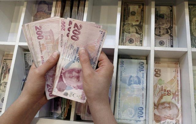 A money changer counts Turkish lira banknotes at an currency exchange office in central Istanbul, Turkey, August 21, 2015. (Photo by Murad Sezer/Reuters)