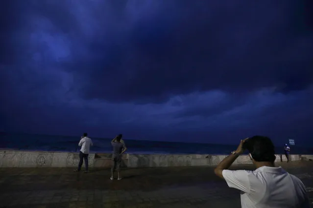 Locals take photos of a high tide in the Bay Of Bengal before Cyclone Yaas arrives in Digha, 205km South of Kolkata, Eastern India, 25 May 2021. (Photo by Piyal Adhikary/EPA/EFE)
