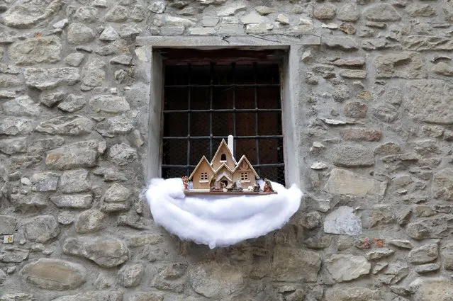 A Nativity scene is seen at the window of a house in the medieval mountain village of Luceram as part of Christmas holiday season, France, December 15, 2016. (Photo by Eric Gaillard/Reuters)