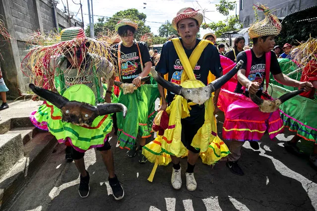 Several young people participate in the traditional dance of “Big a*s Cows” during the beginning of the festivities in honor of Santo Domingo de Guzman, in the San Jose Oriental neighborhood in Managua, Nicaragua, 31 July 2022. As for the last 29 years, the dance of the “Big a*s Cows” and a bullfight started the festivities, of the largest parties in Nicaragua, in honor of Santo Domingo de Guzman, which attracts more people than the patron saint of the city, Santiago Apostol. (Photo by Jorge Torres/EPA/EFE)