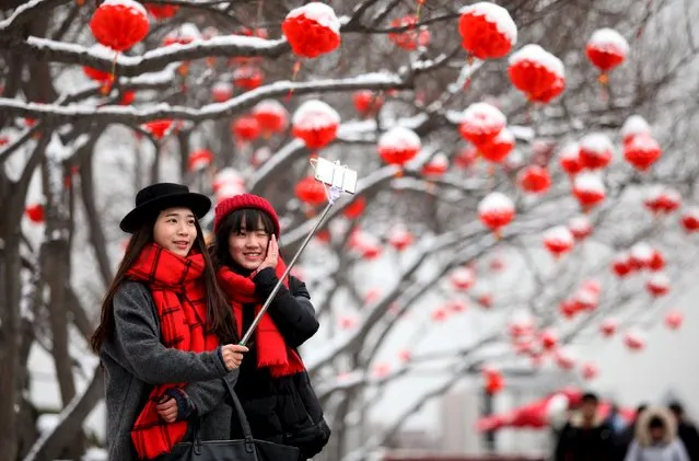 Tourists take selfies after snow in Xi'an, Shaanxi province, China, January 22, 2016. (Photo by Reuters/Stringer)