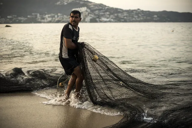 Local fishermen pull in their net on April 2, 2015 in Acapulco, Mexico. (Photo by Jonathan Levinson/The Washington Post)
