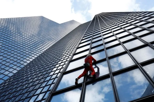 French “Spiderman”, climber Alain Robert, tries to climb the TotalEnergies skyscraper during his unsuccessful attempt to climb the building to highlight the fuel and energy crisis, amid weeks-long union-led blockades of petrol depots in the country, in La Defence near Paris, France on October 12, 2022. (Photo by Gonzalo Fuentes/Reuters)