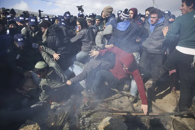 Israeli police clash with settlers in the West Bank outpost of Amona, Wednesday, February 1, 2017. (Photo by Sebastian Scheiner/AP Photo)