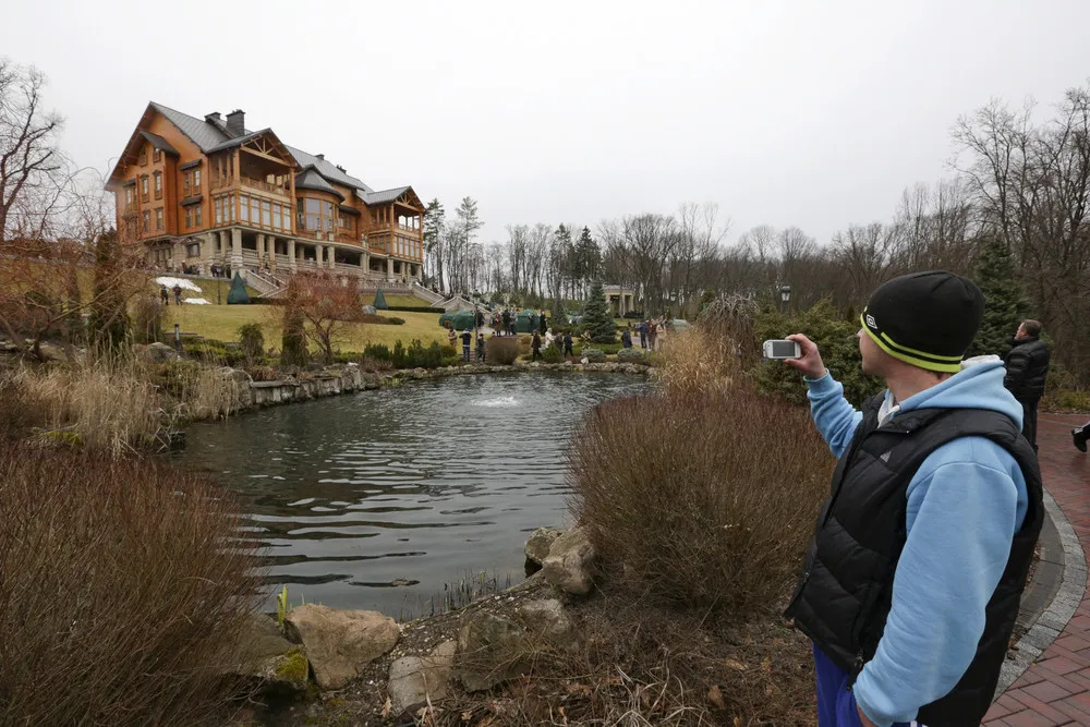 Ukrainians Flock to See Yanukovych's Mansion