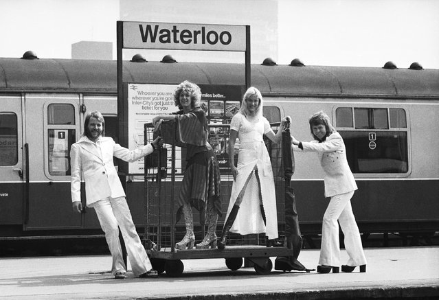 Swedish pop stars (from left), Benny Andersson, Anni-Frid Lyngstad, Agnetha Faltskog and Bjorn Ulvaeus of the Swedish pop group ABBA posing at Waterloo railway station, 10th April 1974. (Photo by John Downing/Express/Getty Images)