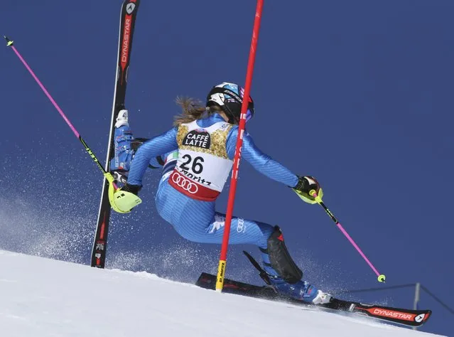 Italy' s Manuela Moelgg falls during the first run of the women' s slalom race at the 2017 FIS Alpine World Ski Championships in St Moritz on February 18, 2017. (Photo by Stefano Rellandini/Reuters)