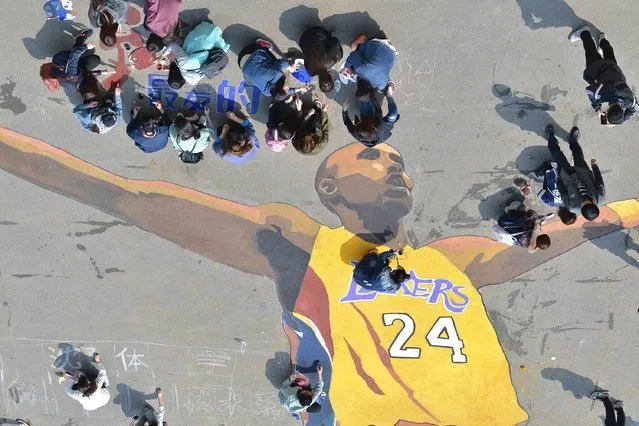 Sports major students paint an image of Kobe Bryant, as Bryant ends his 20-year career, in Shenyang, Liaoning province, April 14, 2016. (Photo by Reuters/Stringer)