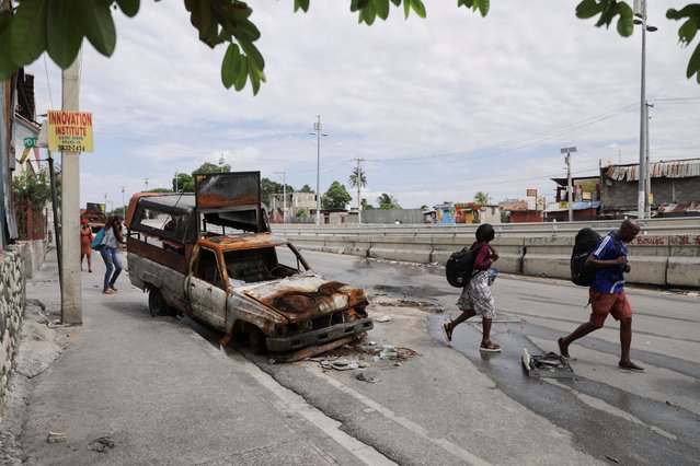 Residents of the Lower Delmas area carry their belongings as they flee their homes due to gang violence, in Port-au-Prince, Haiti on May 2, 2024. (Photo by Ralph Tedy Erol/Reuters)
