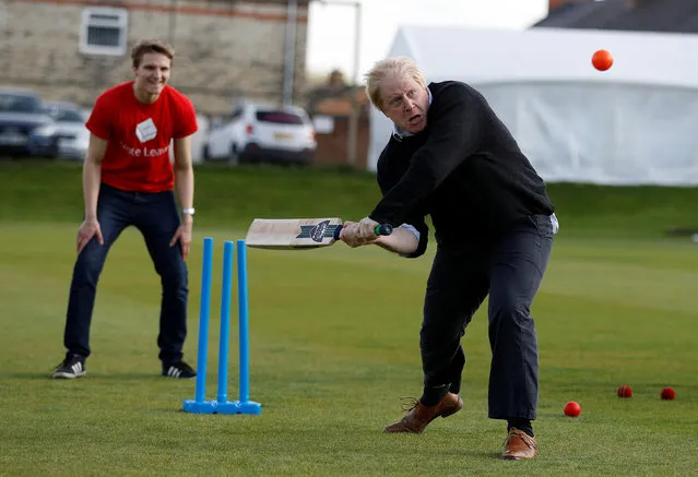 Former London Mayor Boris Johnson plays cricket during a Vote Leave event in Chester le Street, northern Britain on May 30, 2016. (Photo by Phil Noble/Reuters)