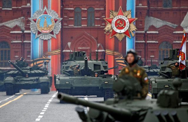 Russian servicemen parade with tanks during the 72nd anniversary of the end of World War II on the Red Square in Moscow, Russia on May 9, 2017. (Photo by Maxim Shemetov/Reuters)