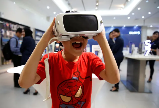 A child shouts as he uses the Samsung Gear VR at a Samsung showroom in Jakarta, Indonesia, May 26, 2016. (Photo by Reuters/Beawiharta)