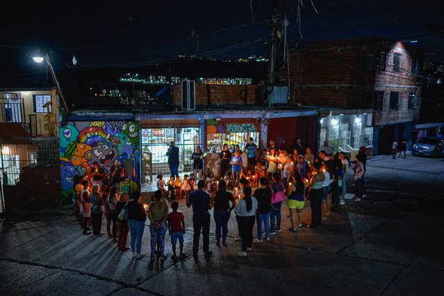 People gather during a vigil for “peace” and “unity” after the disputed presidential elections, in San Blas, Petare neighbourhood, Caracas on August 1, 2024. Venezuela's opposition leader Maria Corina Machado called for protests next August 3 to denounce the disputed reelection of President Nicolas Maduro, who was ratified on August 2, 2024 by the government-aligned National Electoral Council as the victor. (Photo by Juan Calero/AFP Photo)