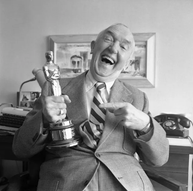 Stan Laurel holds Academy Awards Oscar presented to him for his creative pioneering in the field of cinema comedy on July 11, 1961. (Photo by Don Brinn/AP Photo)