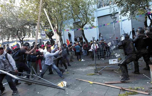 Demonstrators clash with the police during a march in Quito, Ecuador, August 13, 2015. (Photo by Guillermo Granja/Reuters)