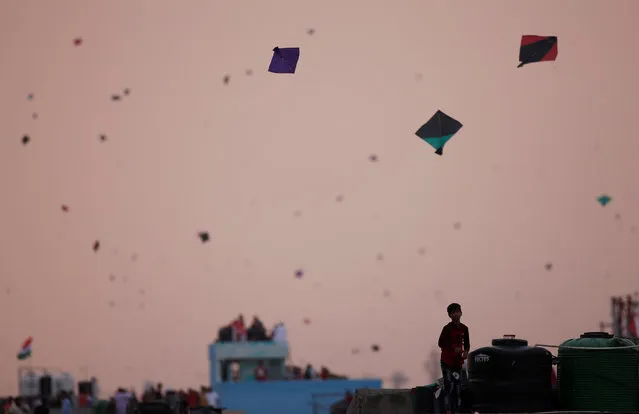 People fly kites from roof tops as they celebrate Independence Day in the Old quaters of Delhi, August 15, 2017. (Photo by Adnan Abidi/Reuters)