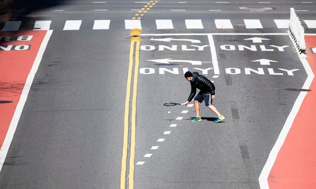 A man plays tennis on 42nd Street on April 11, 2020 in New York City. - The US overtook Italy on April to become the country with the largest death toll in the coronavirus pandemic, according to a tally kept by Johns Hopkins University. On april 10, the US reported 2,108 new deaths, the highest daily toll out of any country since the outbreak was first reported. (Photo by Johannes Eisele/AFP Photo)