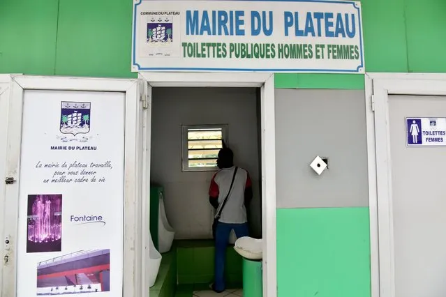 A man uses a urinal at a public toilet in the Plateau business district of Abidjan, Ivory Coast on November 14, 2017. (Photo by Issouf Sanogo/AFP Photo)