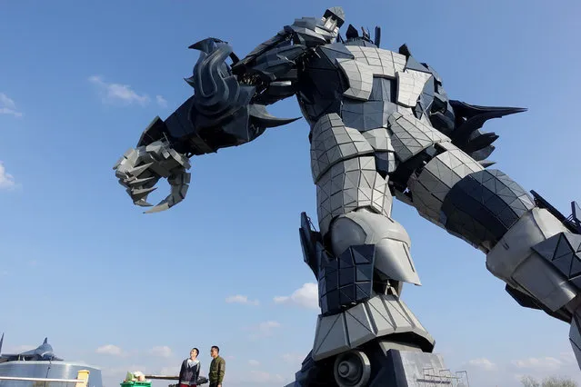 Staff members stand underneath a giant robot statue at the Oriental Science Fiction Valley theme park on November 24, 2017. Welcome to China's first virtual reality theme park, which aims to ride a boom in demand for virtual entertainment that is set to propel tenfold growth in the country's virtual reality market, to hit almost $8.5 billion by 2020. (Photo by Joseph Campbell/Reuters)