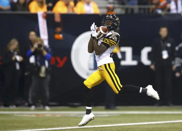 Hamilton Tiger Cats' Brandon Banks catches a touchdown against the Calgary Stampeders in the first half during the CFL's 102nd Grey Cup football championship in Vancouver, British Columbia, November 30, 2014. (Photo by Mark Blinch/Reuters)