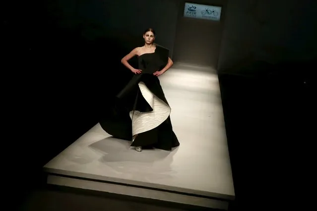 A model presents a creation from ECHO CHEN Collection at China Fashion Week S/S 2016 in Beijing, October 26, 2015. (Photo by Kim Kyung-Hoon/Reuters)