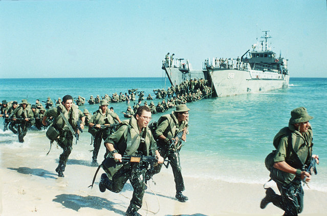 Elite Israeli troops run onto a beach from their landing craft during maneuvers a few kilometers north of the Gaza Strip on October 31, 1990. The troops were practicing landing on the beach at speed. (Photo by Max Nash/AP Photo)