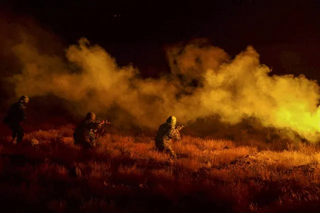 In this picture taken on November 15, 2020 Afghan National Army (ANA) soldiers take part in a military exercise at a base in Guzara, Herat province. (Photo by Hoshang Hashimi/AFP Photo)