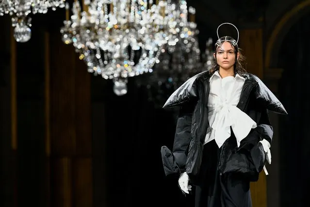 A model presents a creation by designer Yohji Yamamoto as part of his Fall-Winter 2022/2023 Women's ready-to-wear collection show during Paris Fashion Week in Paris, France, March 4, 2022. (Photo by Piroschka van de Wouw/Reuters)