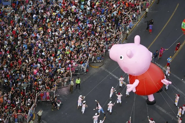 The Peppa Pig balloon makes its way along the streets during an annual Christmas parade at Santiago town in Chile, December 13, 2015. (Photo by Pablo Sanhueza/Reuters)