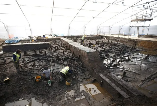 Archaeologists from the University of Cambridge Archaeological Unit, uncover Bronze Age wooden houses, preserved in silt, from a quarry near Peterborough, Britain, January 12, 2016. Archaeologists said on Tuesday they had discovered what were believed to be the best-preserved Bronze Age dwellings ever found in Britain, providing an extraordinary insight into prehistoric life from 3,000 years ago. (Photo by Peter Nicholls/Reuters)