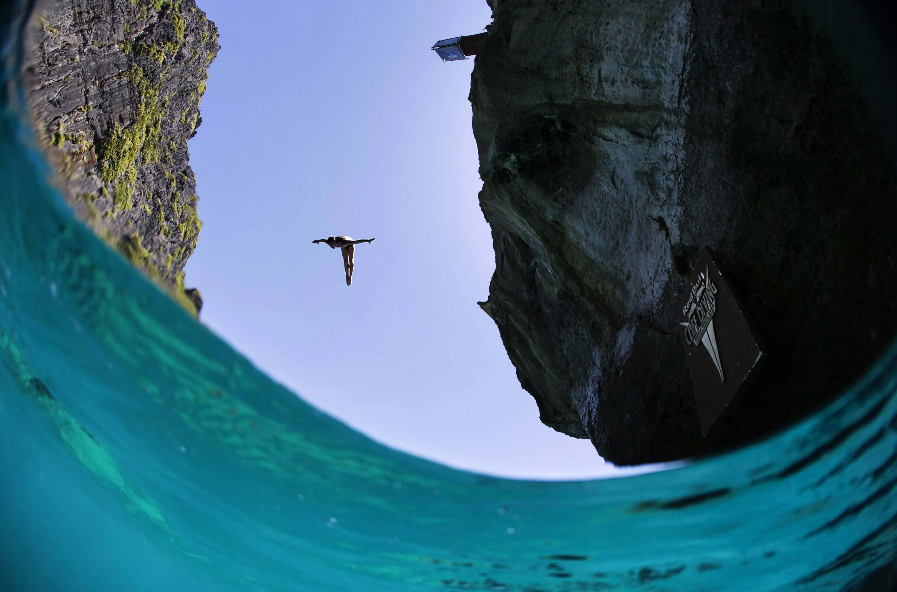 World cliff. Прыжки в воду Клифф дайвинг. Прыжок в воду со скалы. Вид со скалы.