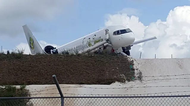A Toronto-bound Fly Jamaica airplane is seen after crash-landing at the Cheddi Jagan International Airport in Georgetown, Guyana on November 9, 2018. A Boeing jetliner carrying 126 people crash-landed at the airport in Guyana's capital Georgetown on Friday, injuring six people, the transport minister said. (Photo by Denis Chabrol/AFP Photo)