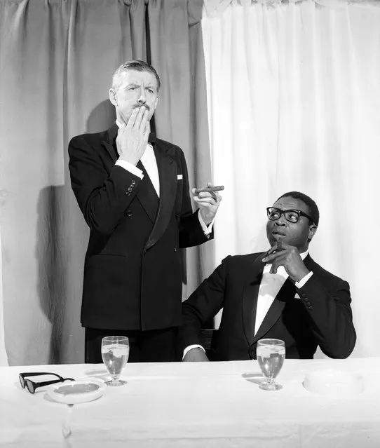 An after dinner speaker appears to have forgotten what he was going to say, 1964. (Photo by Chaloner Woods/Getty Images)