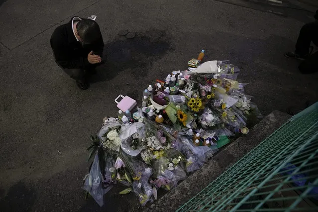 A man pays respects at a makeshift memorial for the victims of a knife attack Tuesday, May 28, 2019, in Kawasaki, just outside Tokyo. A man carrying a knife in each hand has attacked a group of schoolgirls waiting at a bus stop. (Photo by Jae C. Hong/AP Photo)