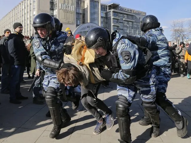Russian riot policemen detain a demonstrator during an opposition rally in central Moscow, Russia, 26 March 2017. Russian opposition leader Alexei Navalny called on his supporters to join a demonstration in central Moscow despite a ban from Moscow authorities. Throughout Russia the opposition held the so-called anti-corruption rallies. According to reports, dozens of demonstrators have been detained across the country as they called for the resignation of Russian Prime Minister Dmitry Medvedev over corruption allegations. (Photo by Yuri Kochetkov/EPA)