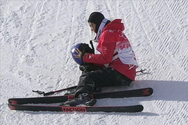 China's Eileen Gu falls during the women's slopestyle finals at the 2022 Winter Olympics, Tuesday, February 15, 2022, in Zhangjiakou, China. (Photo by Gregory Bull/AP Photo)