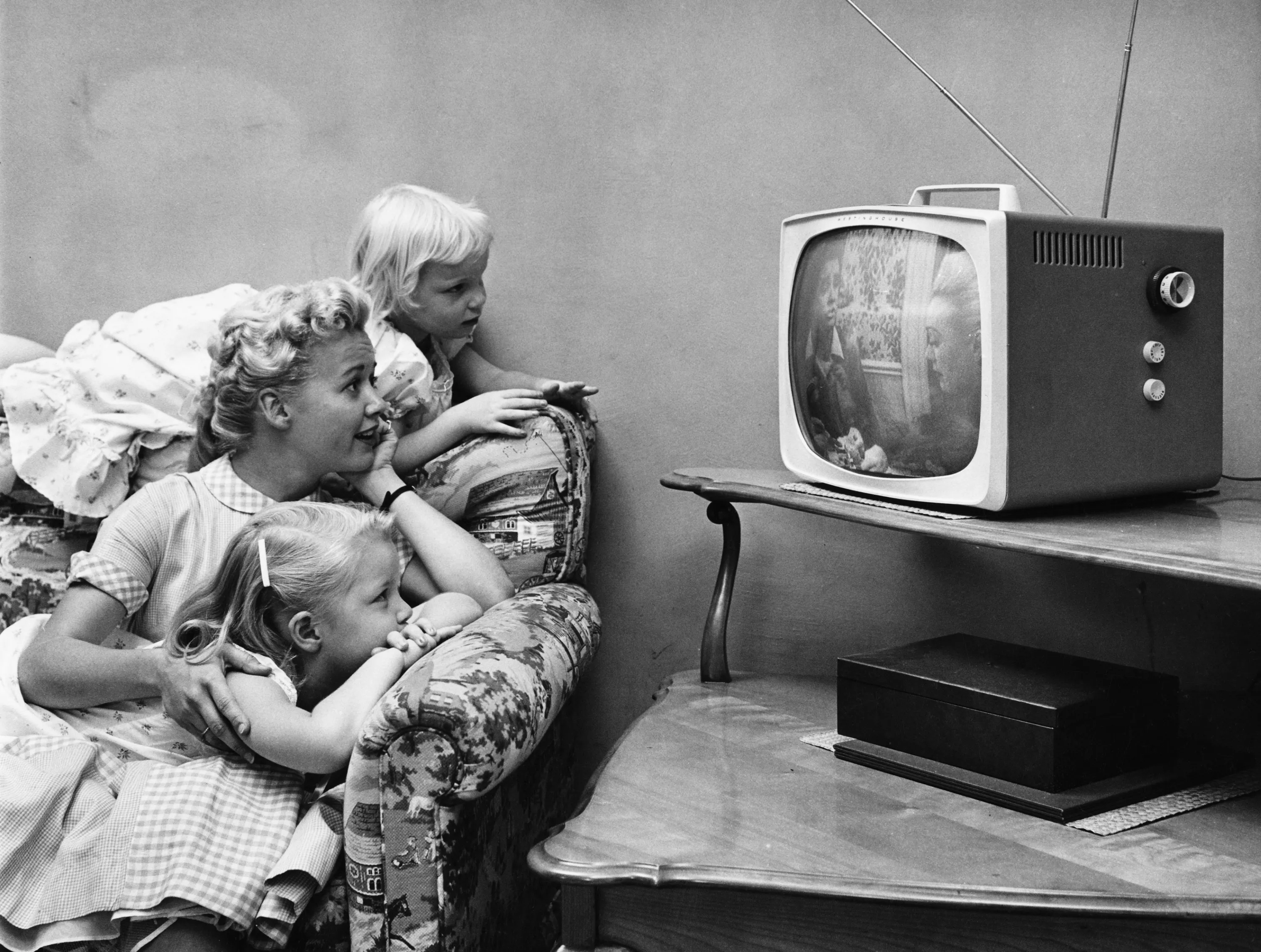 Телевизор через 50. Старинный телевизор. Старый черно белый телевизор. Телевизор 20 века. Старый американский телевизор.