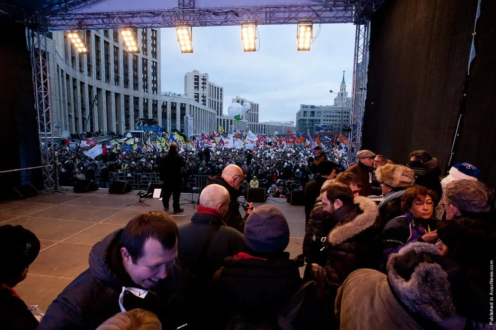 Tens Of Thousands Of Protestors Take To Streets Of Moscow