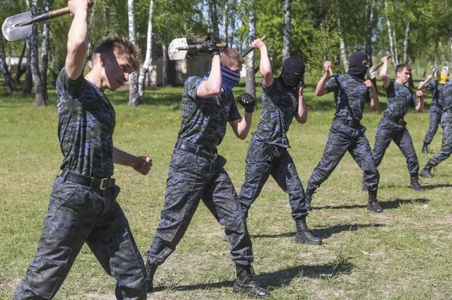 People take part in a training at a base of the National Guard of Ukraine near Kiev May 8, 2014. (Photo by Konstantin Grishin/Reuters)