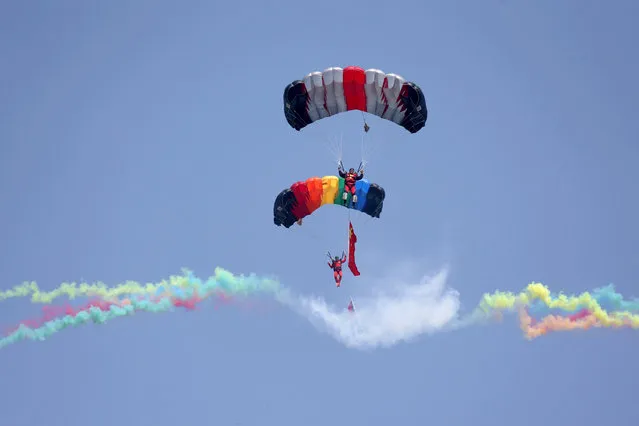 The Henan skydiving team performs at the Airshow Zhengzhou 2017 in Zhengzhou, central China's Henan province on April 28, 2017. The airshow takes place from April 27 to May 1. (Photo by AFP Photo/Stringer)
