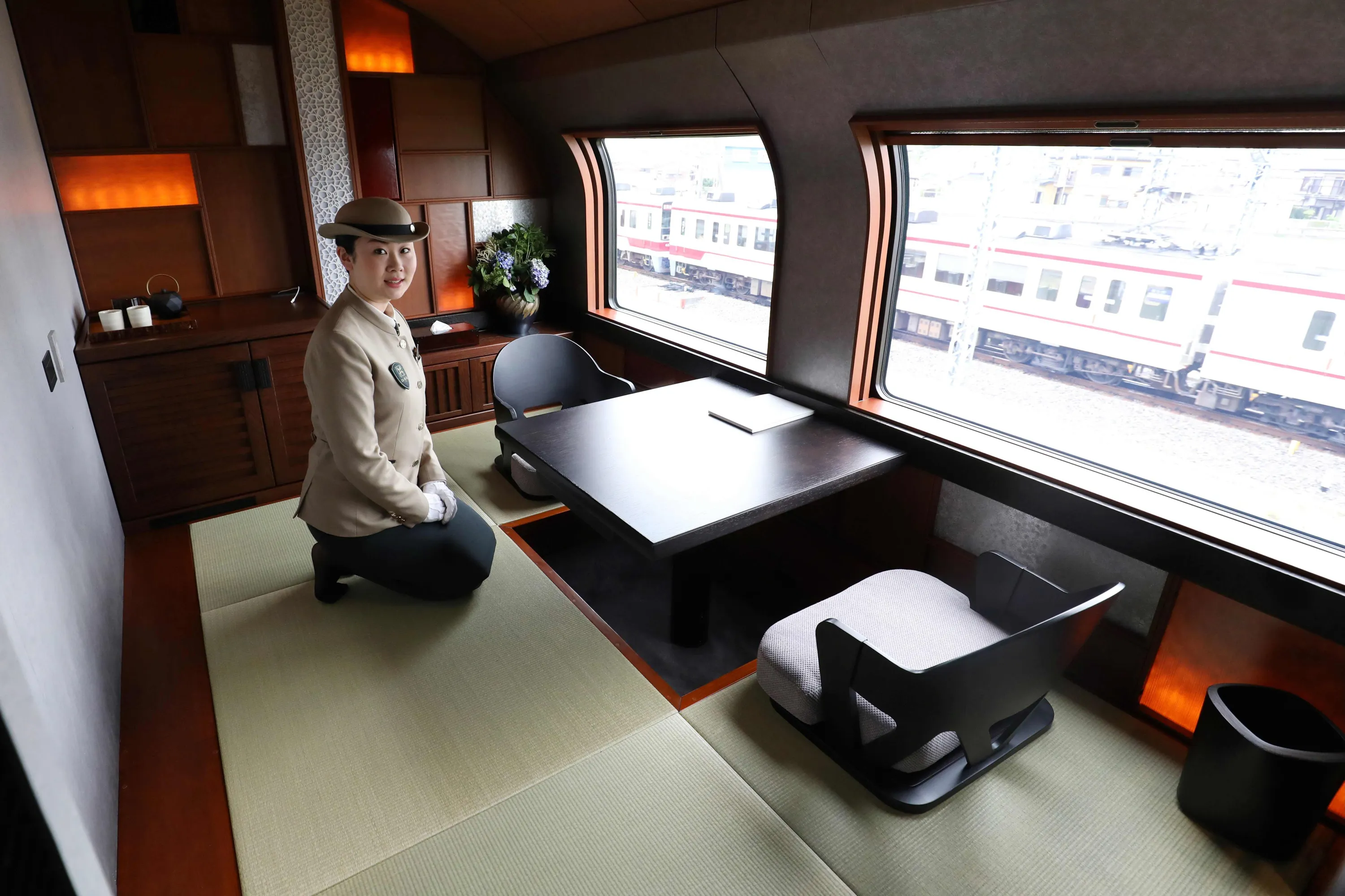 Первый класс вагона в поезде. Купе переговорная Сапсан. Suite Shiki-Shima поезд. Экскурсионно-круизный элитный поезд Shiki-Shima. Поезд Синкансэн в Японии внутри.