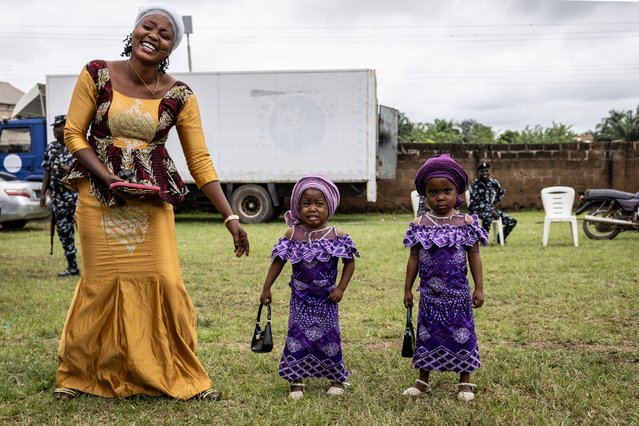 A woman reacts as she poses with twins during the Igboora World Twins Festival 2024, in Igbo-Ora on October 12, 2024. (Photo by Olympia de Maismont/AFP Photo)