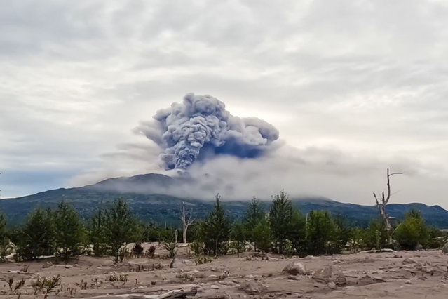 In this photo taken from AP video, provided by by the Institute of Volcanology and Seismology of the Far Eastern Branch of the Russian Academy of Sciences on Sunday, August 18, 2024, the eruption of the Shiveluch volcano is seen in Kamchatka Peninsula, about 500 km (310 miles) north to Petropavlovsk-Kamchatsky, Russia. (Photo by Institute of Volcanology and Seismology of the Far Eastern Branch of the Russian Academy of Sciences video via AP Photo)