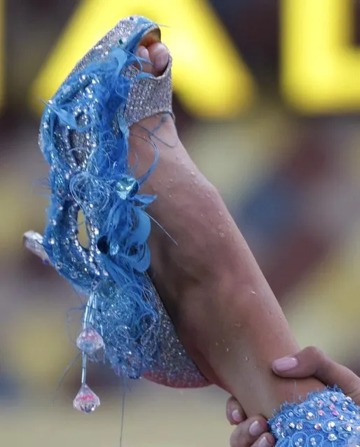 Raindrops are seen on the foot of Miss Alabama Caitlin Brunell during the Miss America Shoe Parade at the Atlantic City boardwalk, Saturday, September 13, 2014, in Atlantic City, N.J. (Photo by Julio Cortez/AP Photo)