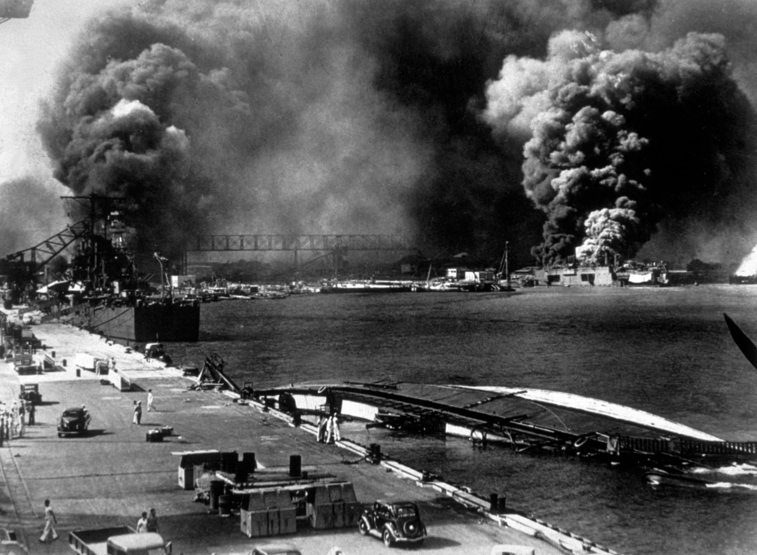 Нападение германии на японию. Нападение Японии на военно морскую базу США Перл Харбор. 7 Декабря 1941 Перл Харбор. Перл Харбор вторая мировая. Бомбардировка Перл Харбор.