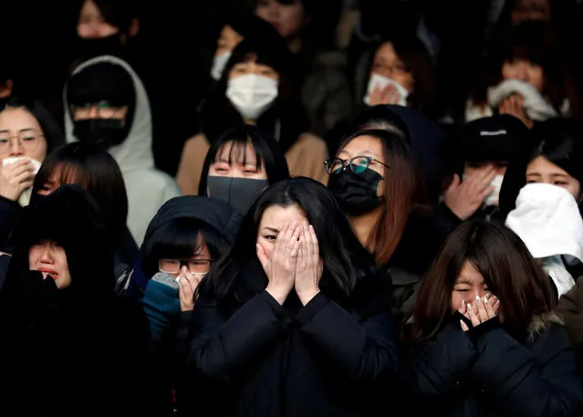 Fans of Kim Jong-hyun, lead singer of top South Korean boy band SHINee, react as a hearse carrying his coffin leaves during his funeral at a hospital in Seoul, South Korea, December 21, 2017. (Photo by Kim Hong-Ji/Reuters)