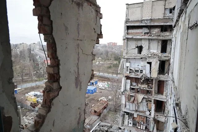 A view of an apartment building, damaged during a heavy fighting, in Mariupol, in Russian-controlled Donetsk region, eastern Ukraine, Thursday, January 5, 2023. (Photo by Alexei Alexandrov/AP Photo)