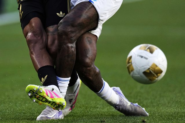 Mexico defender Julián Araujo, left, and Honduras forward Romell Quioto collide during the first half of a CONCACAF Gold Cup semifinal soccer match Wednesday, July 2, 2025, in Santa Clara, Calif. (Photo by Godofredo A. Vásquez/AP Photo)